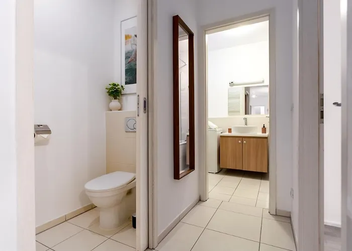 Urban Oasis With Free Parking Apartmán