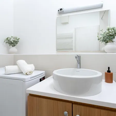 Apartment Urban Oasis With Free Parking
